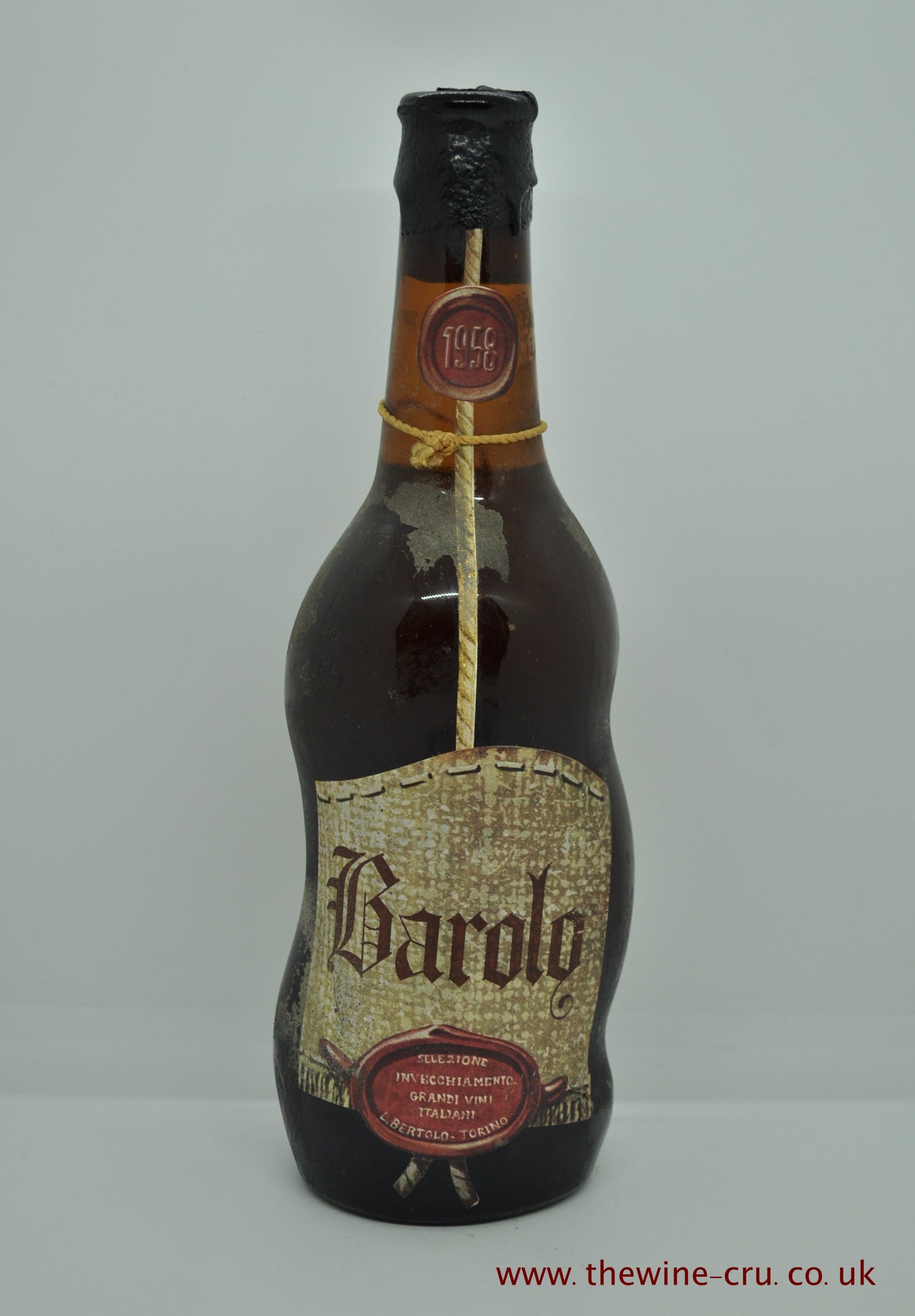 158 vintage red wine. Barolo L Bertolo 958 Ialy. The bottle is a little gruby. The label is good. The wax capsule is breaking off, but the cork is firm. The wine level is base of the neck. Colour of the wine is a little light. Immediate delivery. Free local delivery. Gift wrapping available.