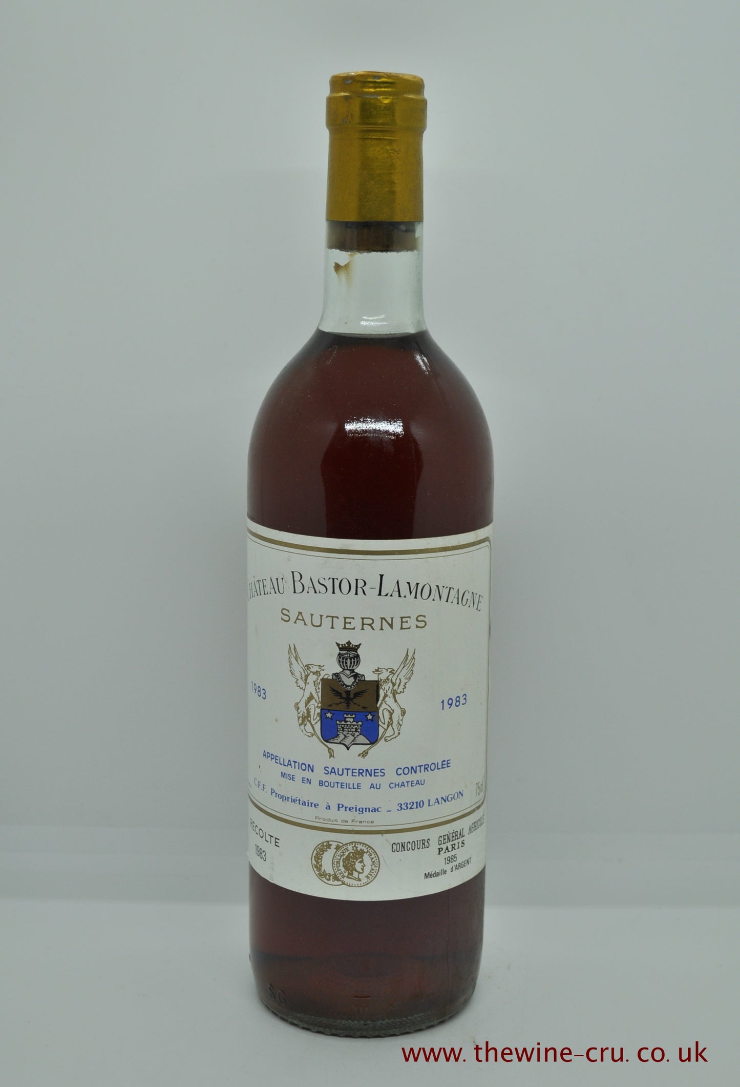 1983 vintage sweet white wine. Chateau Bastor Lamontage, Bordeaux, France. The bottle is in general good condition with the wine level being base of neck. Immediate delivery. Free local delivery. gift wrapping available.