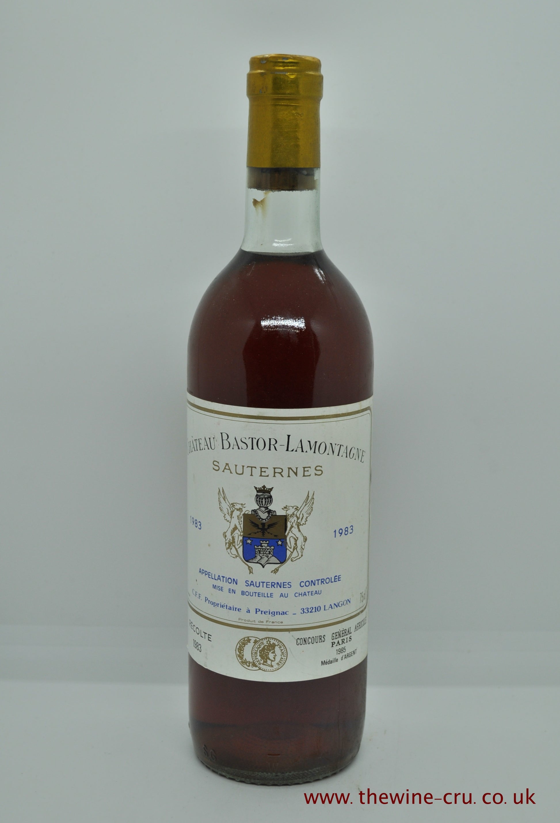 1983 vintage sweet white wine. Chateau Bastor Lamontage, Bordeaux, France. The bottle is in general good condition with the wine level being base of neck. Immediate delivery. Free local delivery. gift wrapping available.