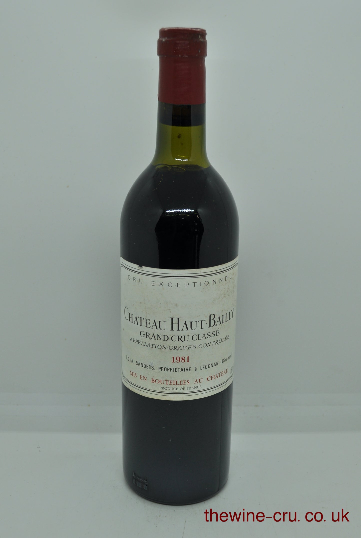 1981 vintage red wine from Pessac-Leognan. The bottle is in good condition. he wine level is very top shoulder. Immediate delivery. Free local delivery. Gift wrapping available.