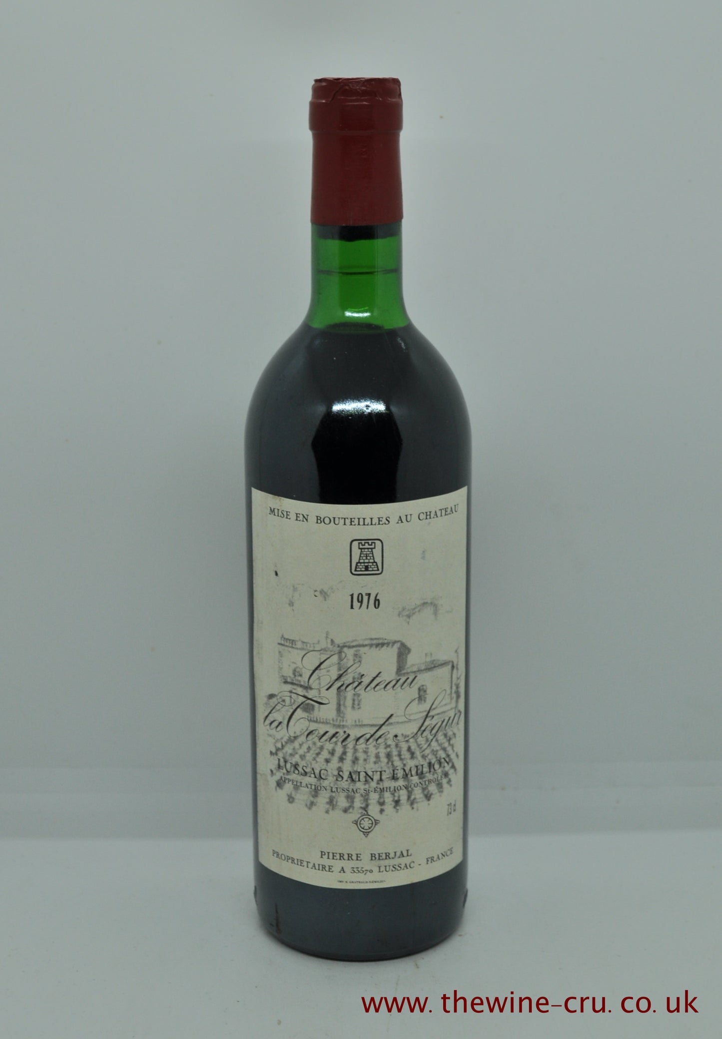 1976 vintage red wine. The bottle is in general good condition, with the wine level being very top shoulder. Immediate delivery. Free local delivery. Gift wrapping available.