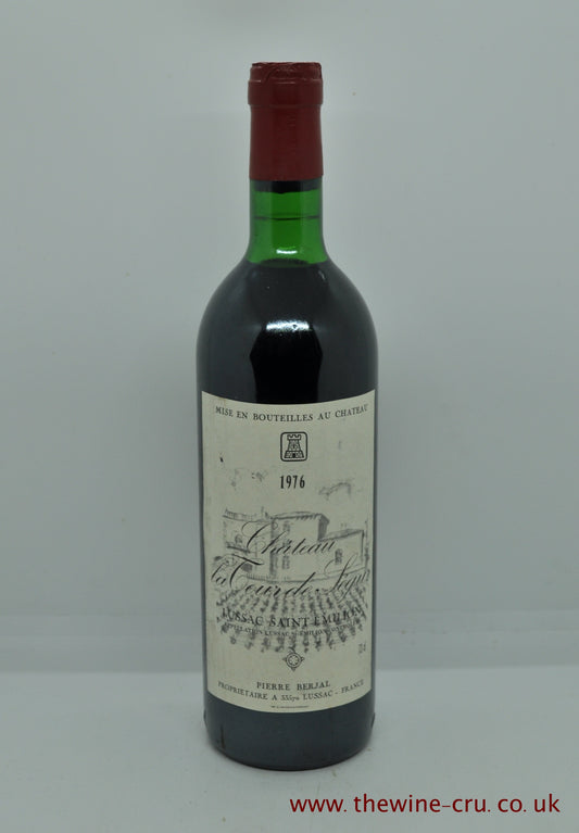 1976 vintage red wine. The bottle is in general good condition, with the wine level being very top shoulder. Immediate delivery. Free local delivery. Gift wrapping available.