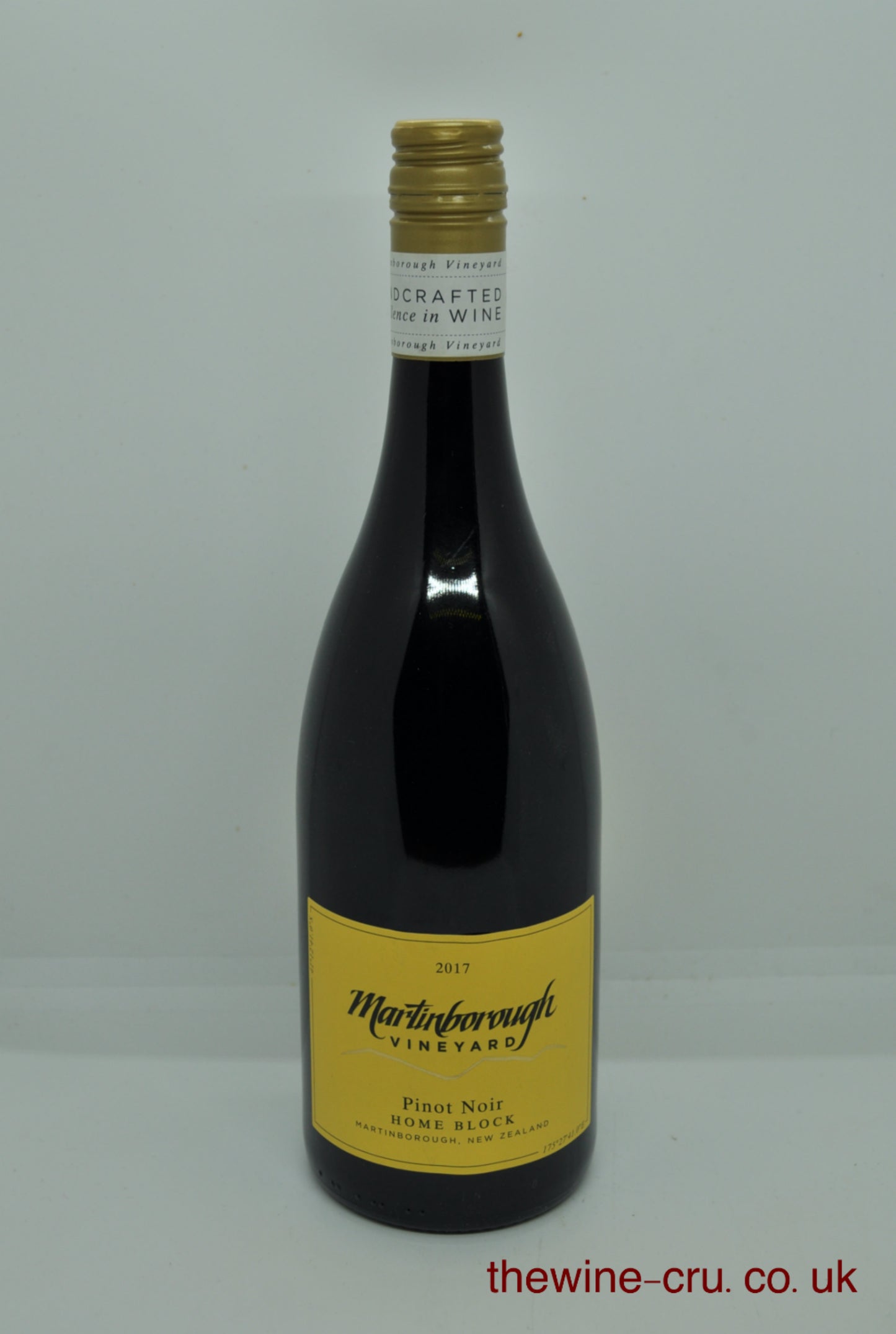 Wine bottle with yellow label on a white background. 2017 vintage red wine from New Zealand. The bottle is in excellent condition. Immediate delivery. Free local delivery. Gift wrapping available.