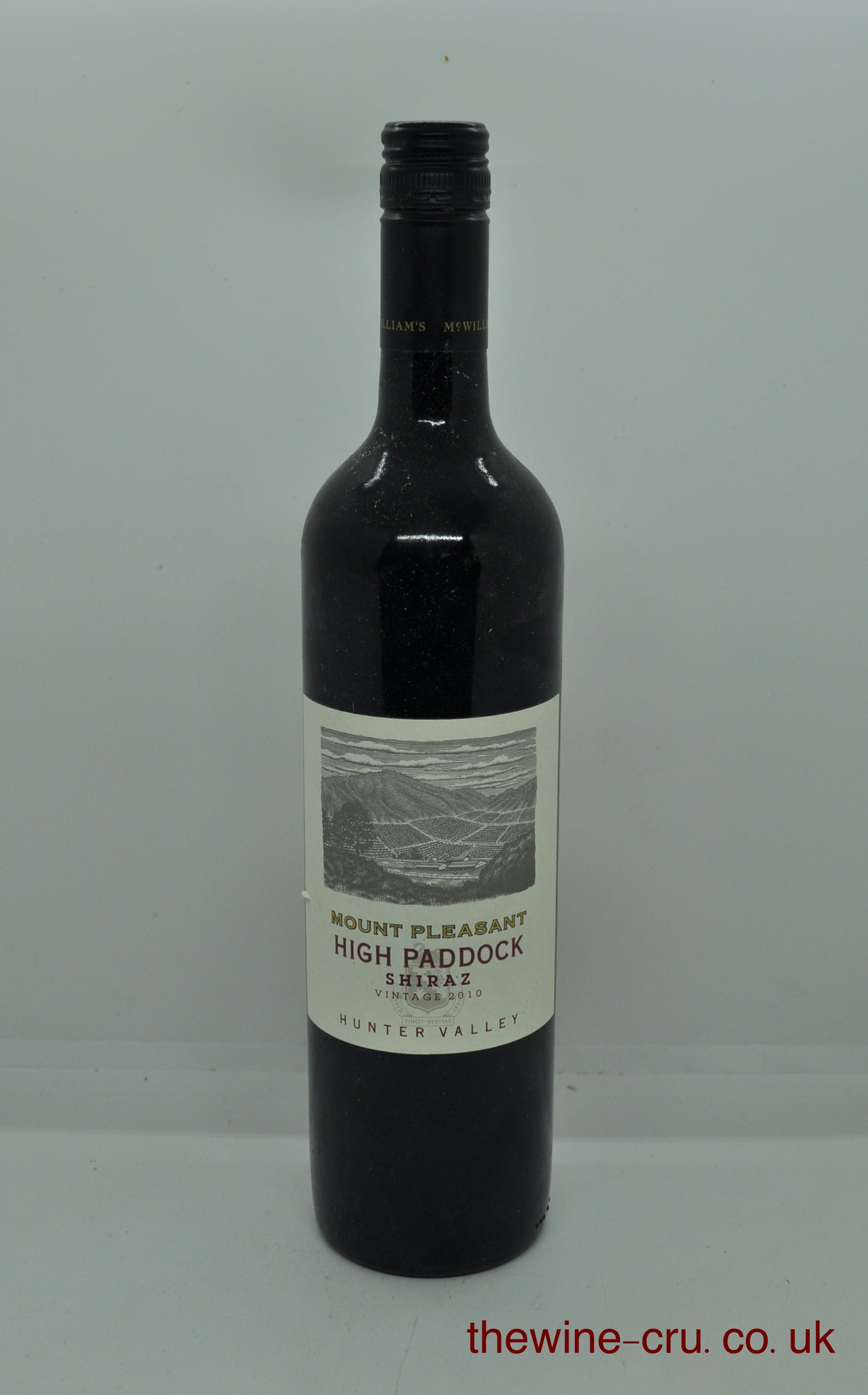 2010 vintage red wine. The screw cap bottle is in good condition. Immediate delivery. Free local delivery. Gift wrapping available.