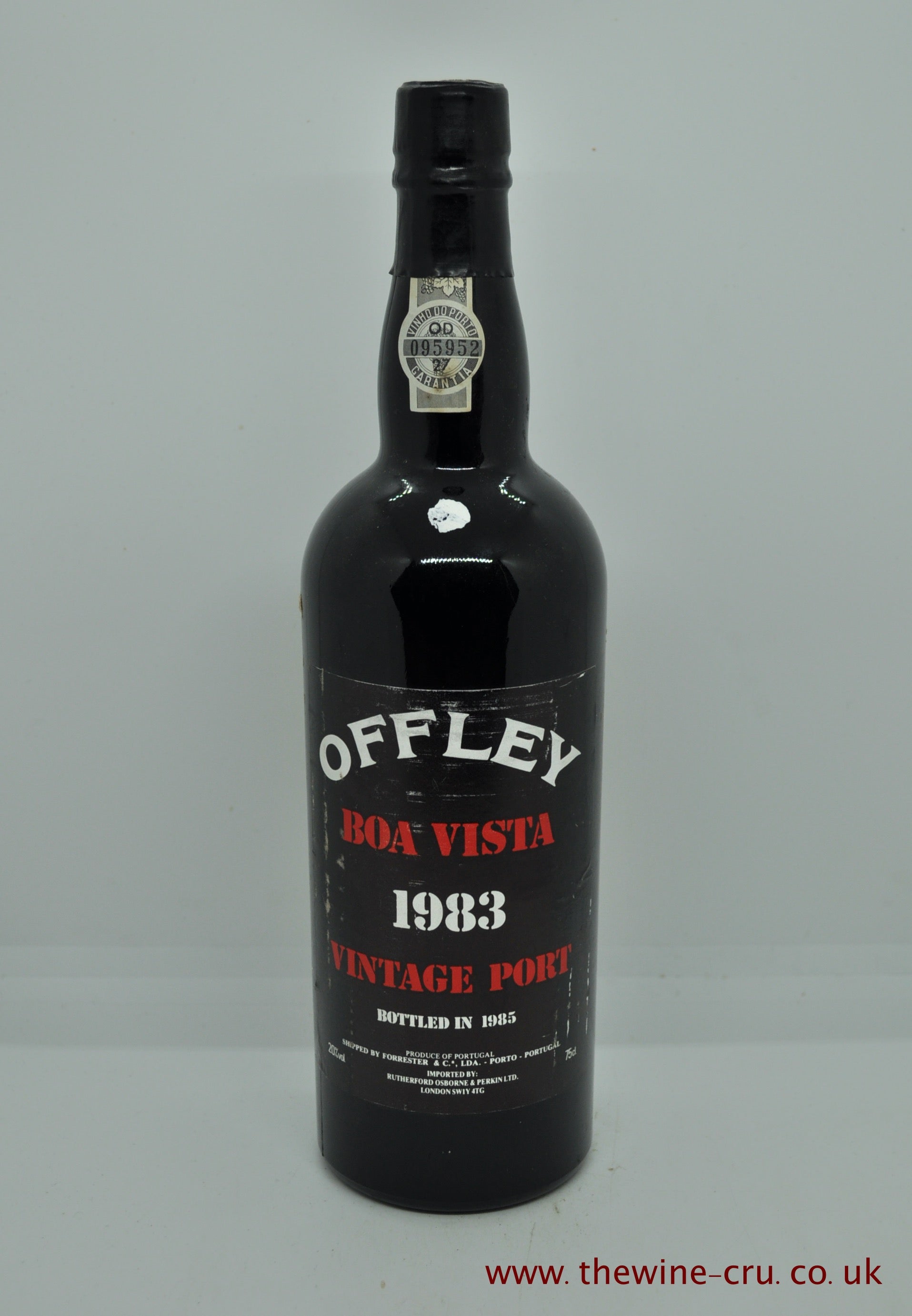 1983 vintage port wine. The bottle is in goo general condition with the wine level being base of neck. Immediate delivery. free local delivery. Gift wrapping available.