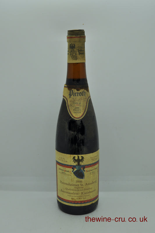 1986 vintage sweet white wine. The bottle is in good condition. The label is bin soiled and the wine level is 3cm below the base of the cork. Immediate delivery. Free local delivery. Gift wrapping available.