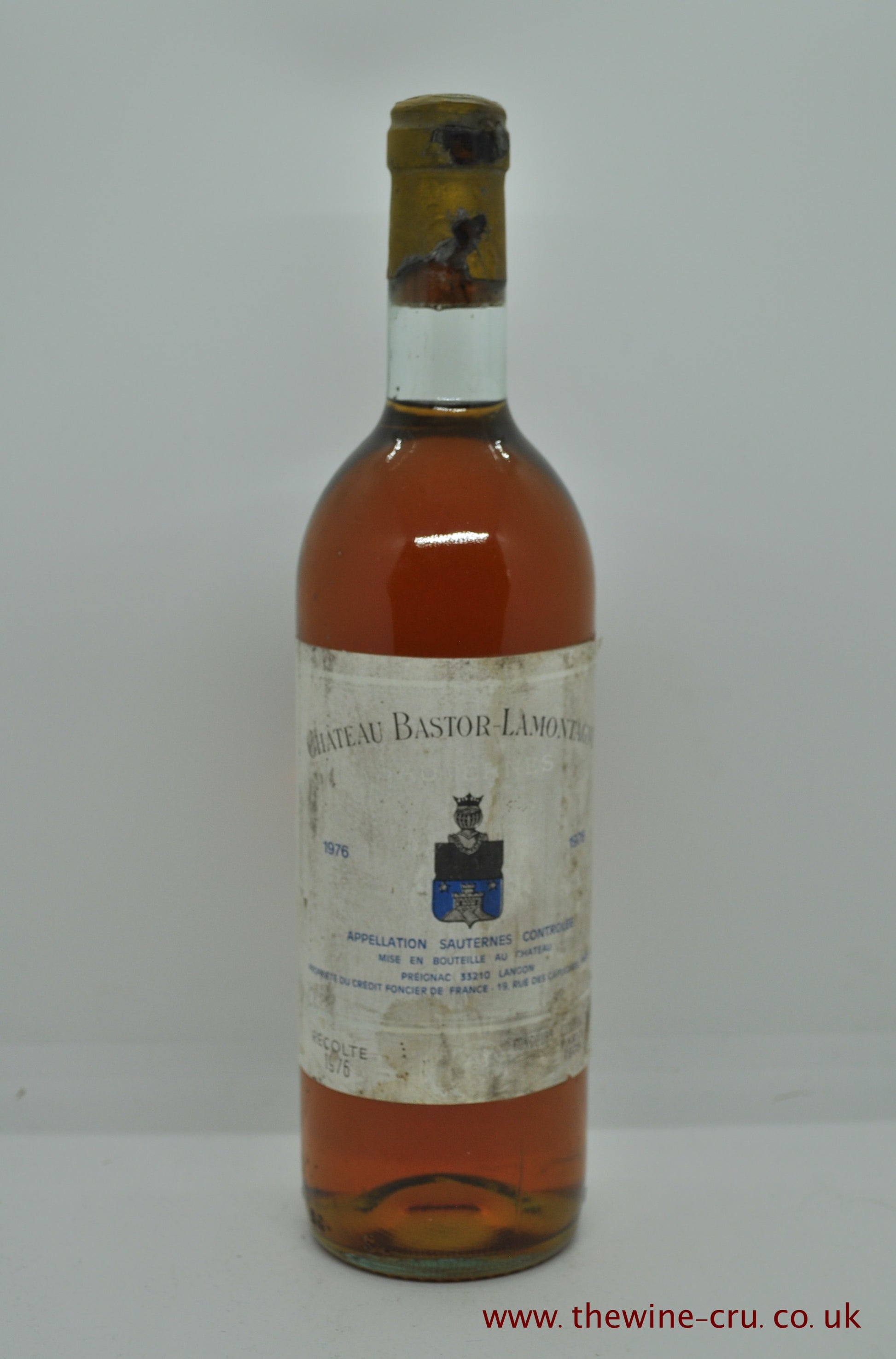 1976 vintage sweet white wine. Chateau Bastor Lamontage 1986, France, Bordeaux. The capsule has some corrosion and the label is a little bin soiled. The wine level is base of neck. Immediate delivery. Free local delivery. Gift wrapping available.