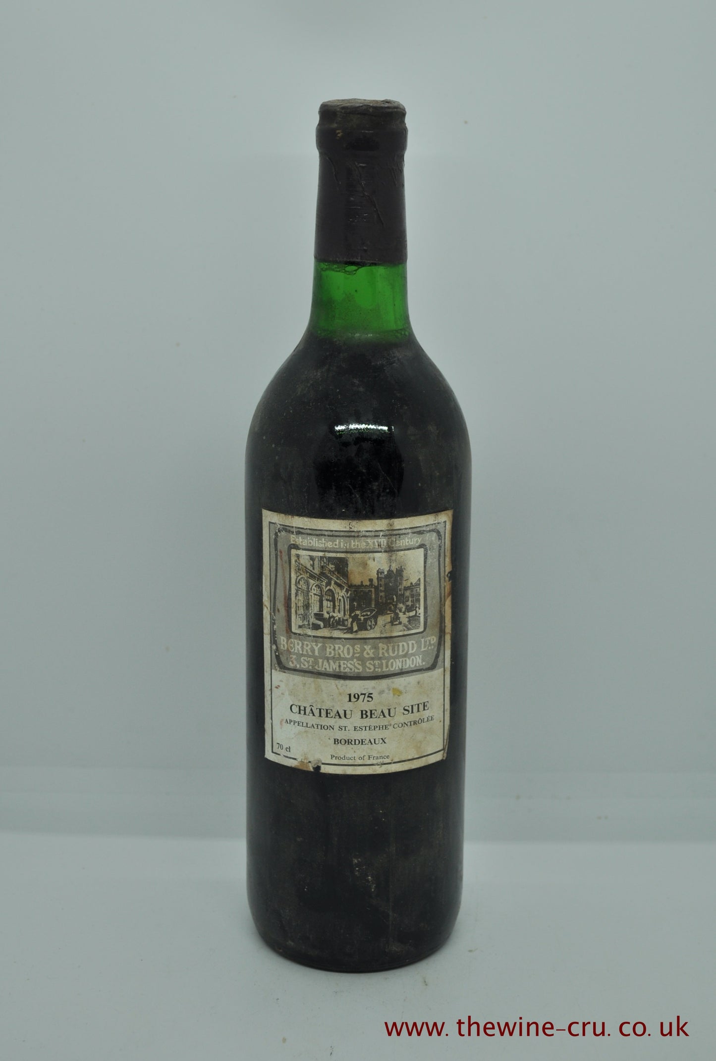 1975 vintage red wine. The bottle is in good general condition. The capsule is a little corroded, the label dirty and the wine level is very top shoulder. Immediate delivery. Free local delivery. Gift wrapping available.