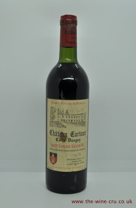 196 vintage red wine.Chateau Carteau Cotes Daugay, France, Bordeaux. The bottle is in good general condition. The wine level is base of neck. Immediate delivery. Free local delivery. Gift wapping available.