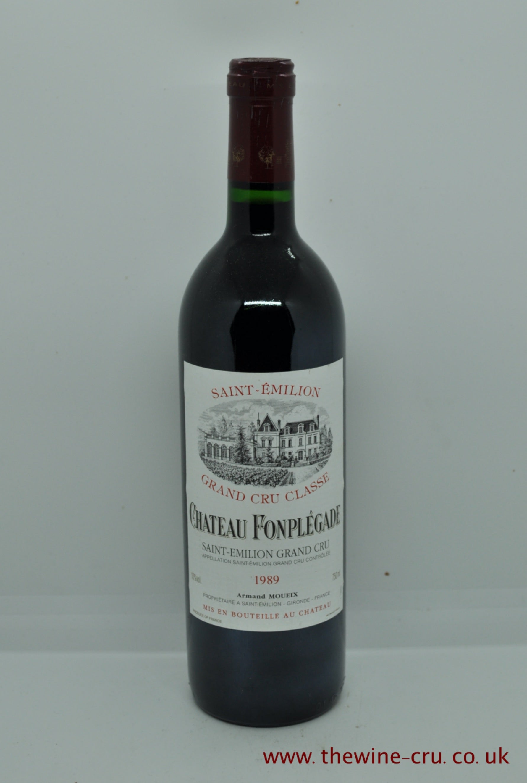 1989 vintage red wine from Saint-Emilion, Bordeaux, France. The bottle is in good condition. Immediate delivery. Free local delivery. Gift wrapping available.