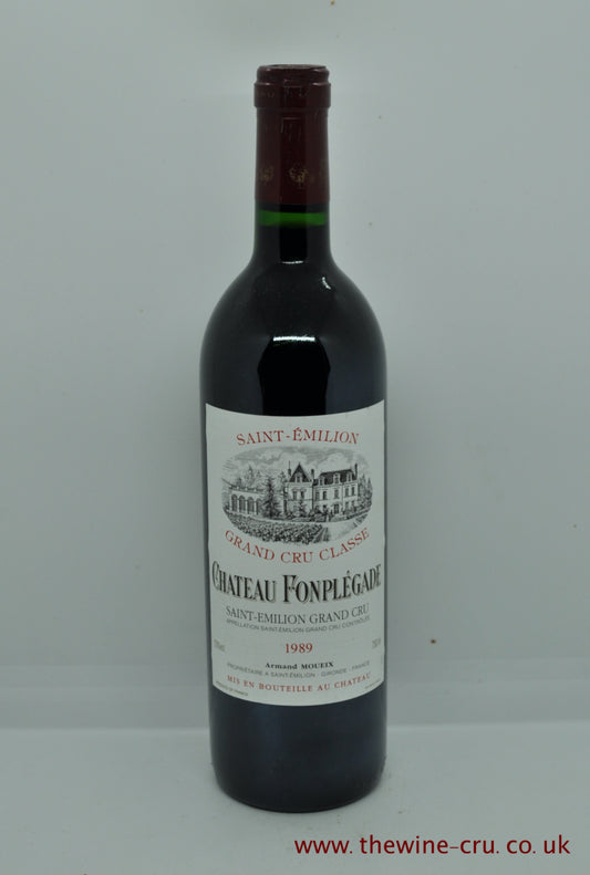 1989 vintage red wine from Saint-Emilion, Bordeaux, France. The bottle is in good condition. Immediate delivery. Free local delivery. Gift wrapping available.