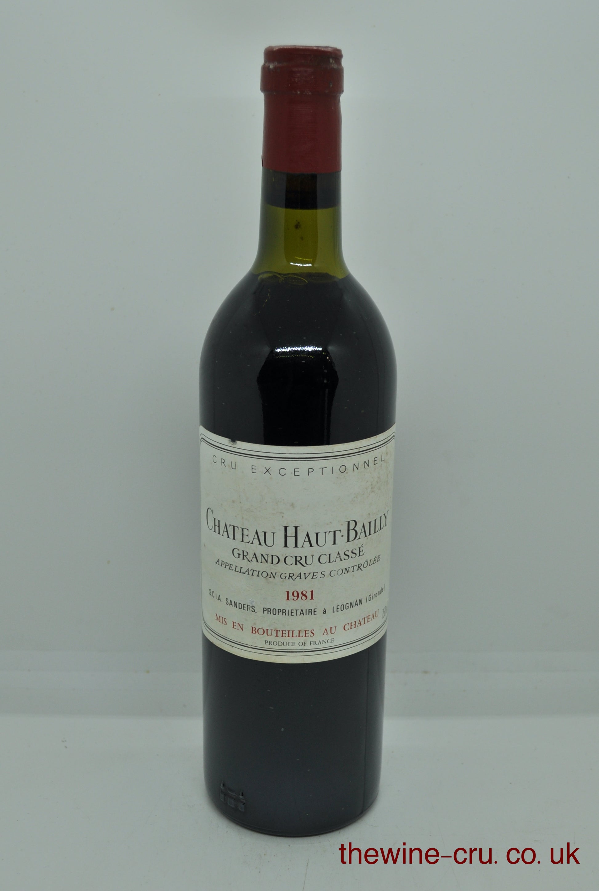 1981 vintage red wine from Pessac-Leognan. The bottle is in good condition. he wine level is very top shoulder. Immediate delivery. Free local delivery. Gift wrapping available.