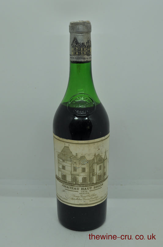 1976 vintage red wine. The capsule has a little corrosion and the wine level is at the middle of the engraving. The label is full and clean. Immediate delivery. Free local delivery. Gift wrapping available.