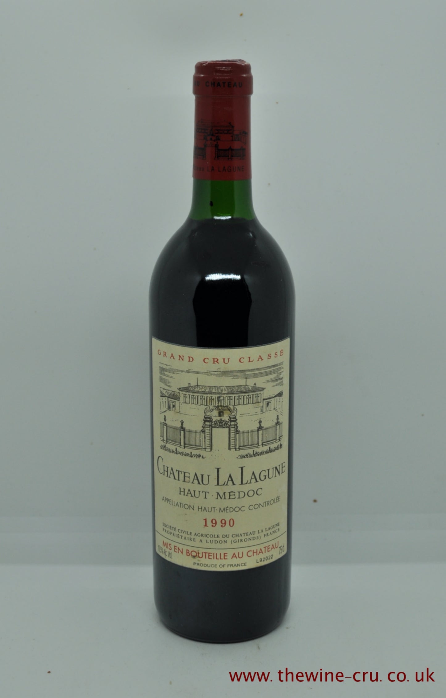 1990 vintage red wine from Bordeaux, France. The bottle is n good general condition with the wine level very top shoulder. Immediate deliver. Free local delivery. Gift wrapping available.