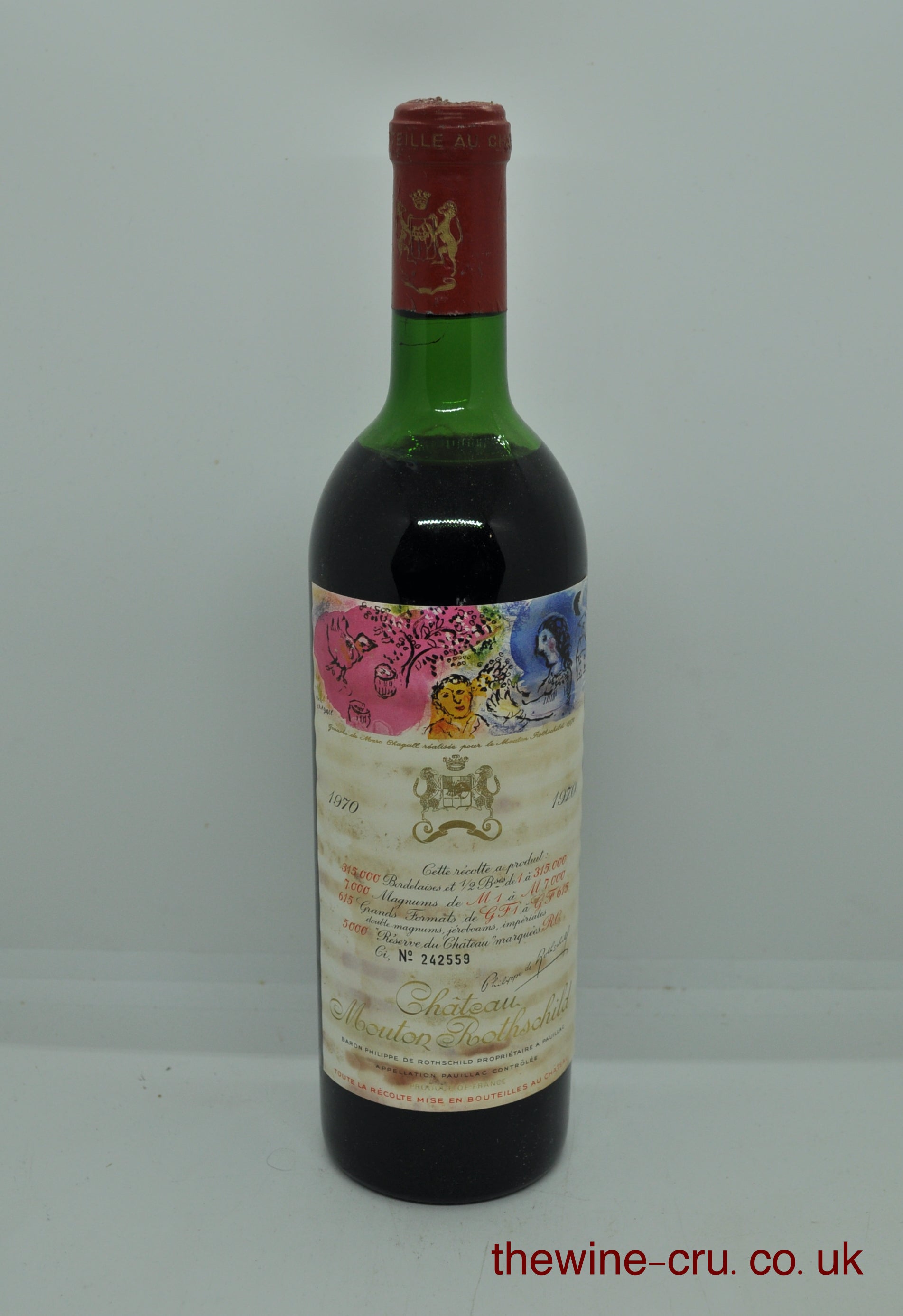 1970 vintage red wine. The bottle is in good condition. The label is glue striped and the wine level is top shoulder. Immediate delivery. Free local delivery. Gift wrapping available.