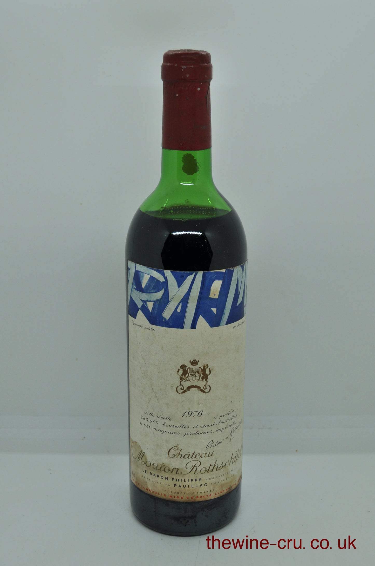 1976 vintage red wine. The bottle has a bn soiled label and the wine level is high shoulder. Immediate delivery. Free local delivery. Gift wrapping available.