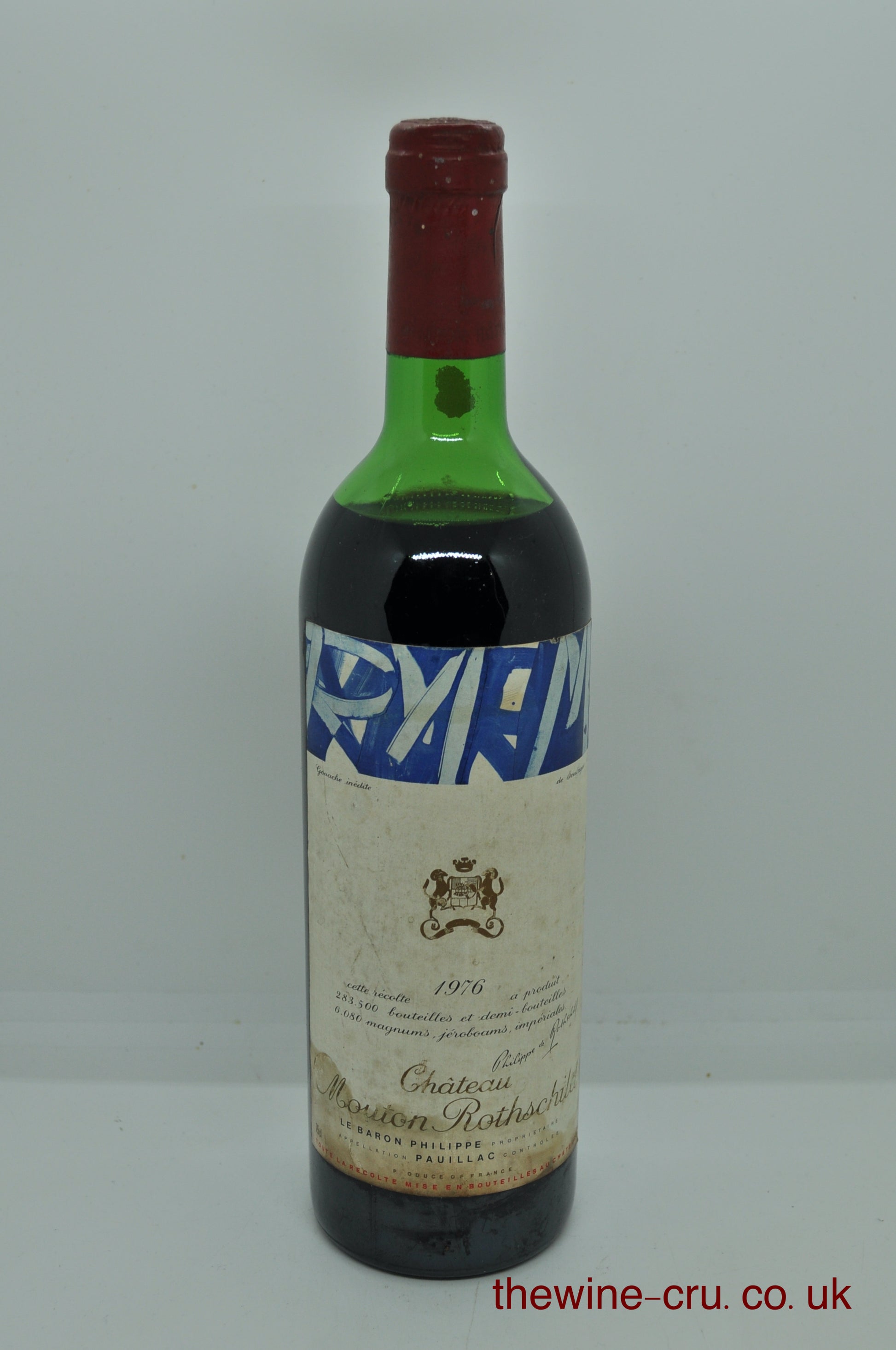 1976 vintage red wine. The bottle has a bn soiled label and the wine level is high shoulder. Immediate delivery. Free local delivery. Gift wrapping available.