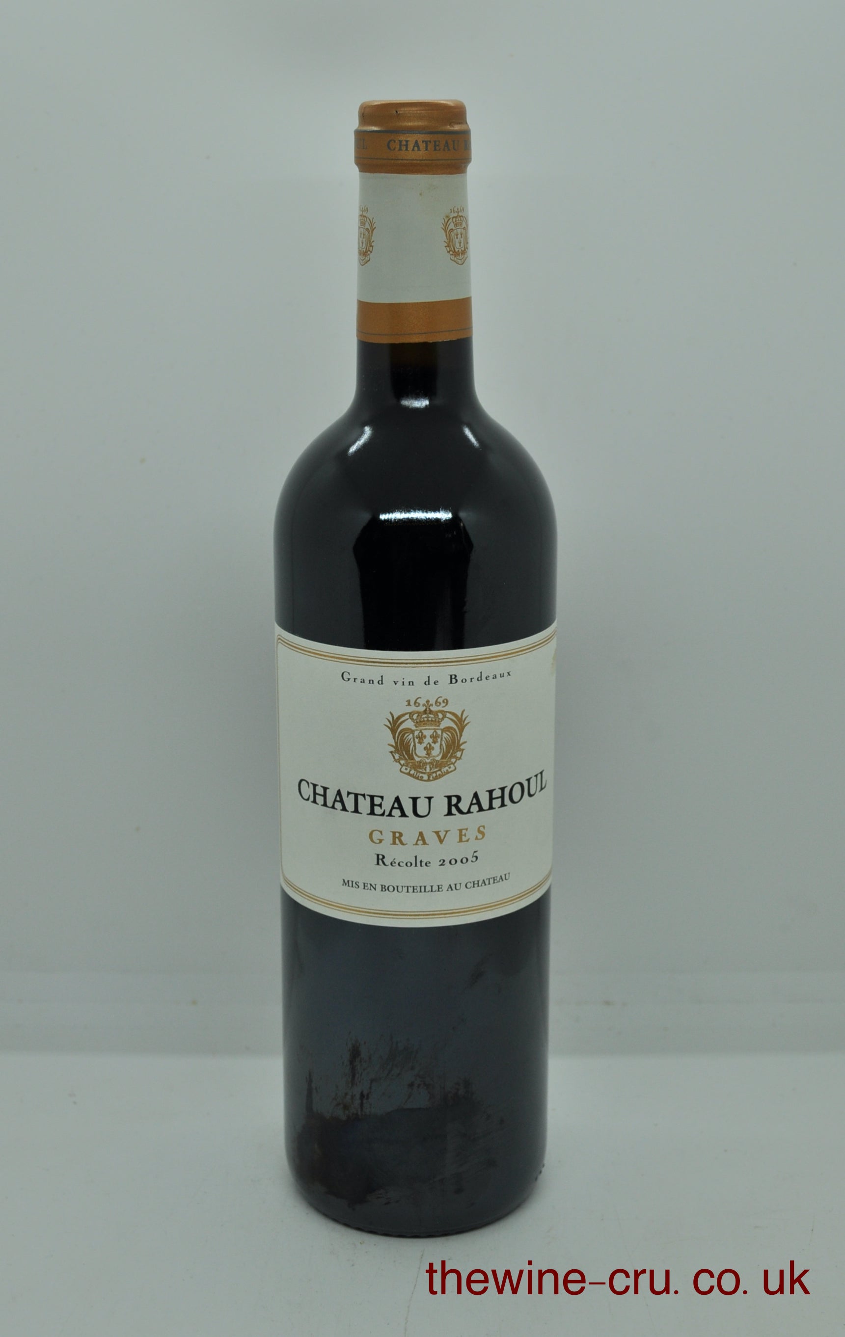 2005 vintage red wine from the Graves region of Bordeaux. The bottle is in good condition. Immediate delivery. Free local delivery. Gift wrapping available.