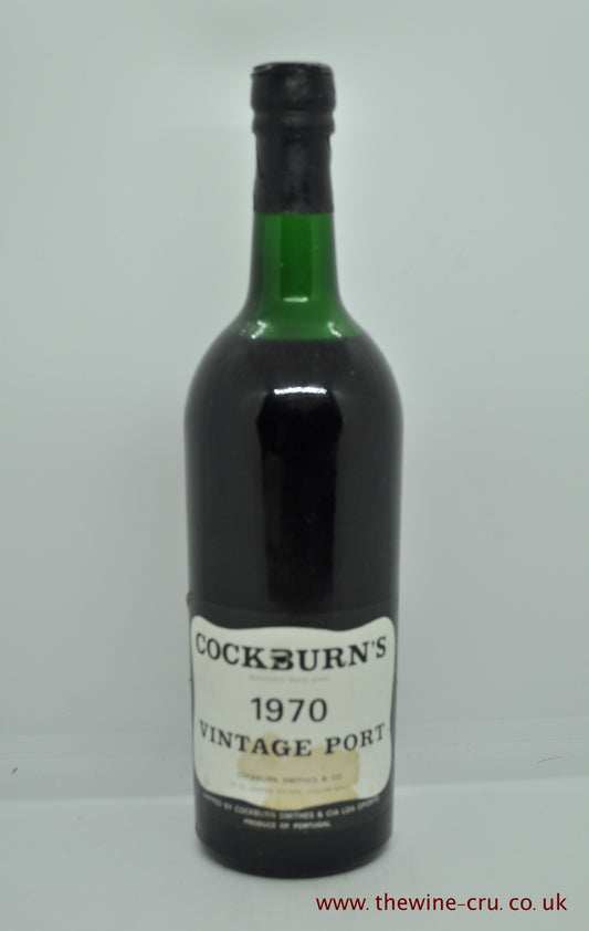 1970 vintage red port wine. Cockburn's Vintage Port 1970. Portugal. The bottle is in good condition with a complete label. The level of the port is top shoulder. Immediate delivery. Free local delivery. Gift wrapping available.