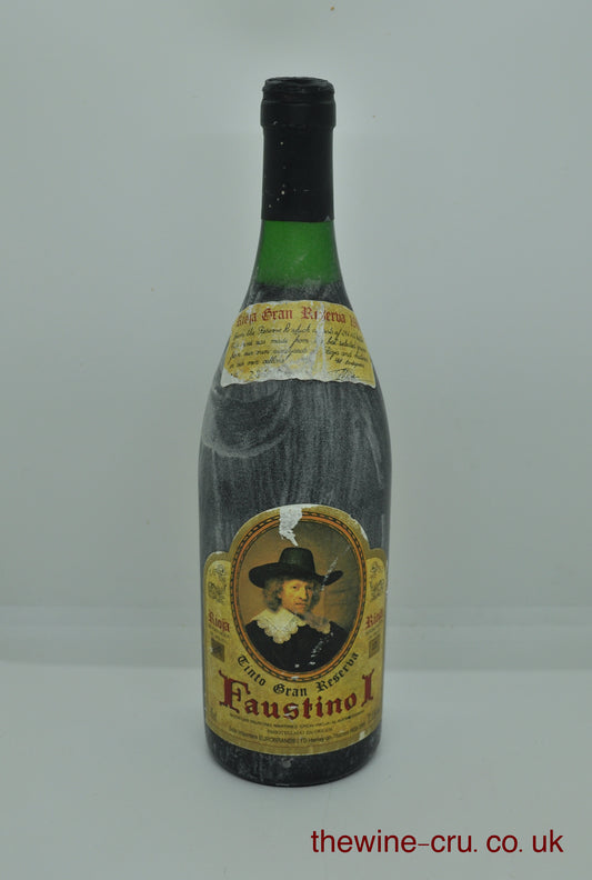 1986 vintage red wine. The bottle is in good general condition with the wine level being 3cm below the base of cork. Immediate delivery. Free local delivery. Gift wrapping available