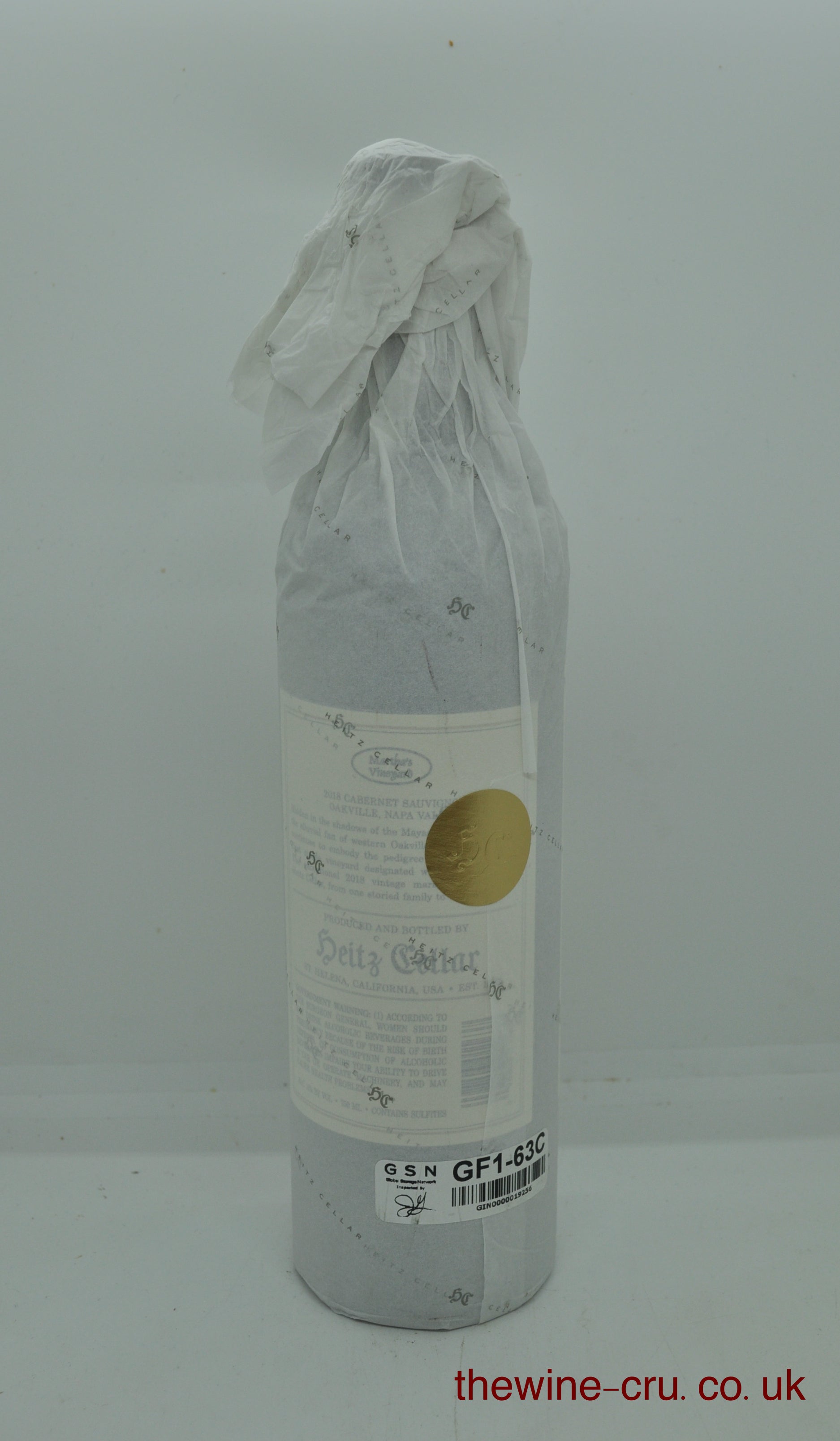 Showing the security tag on the tissue wrapping