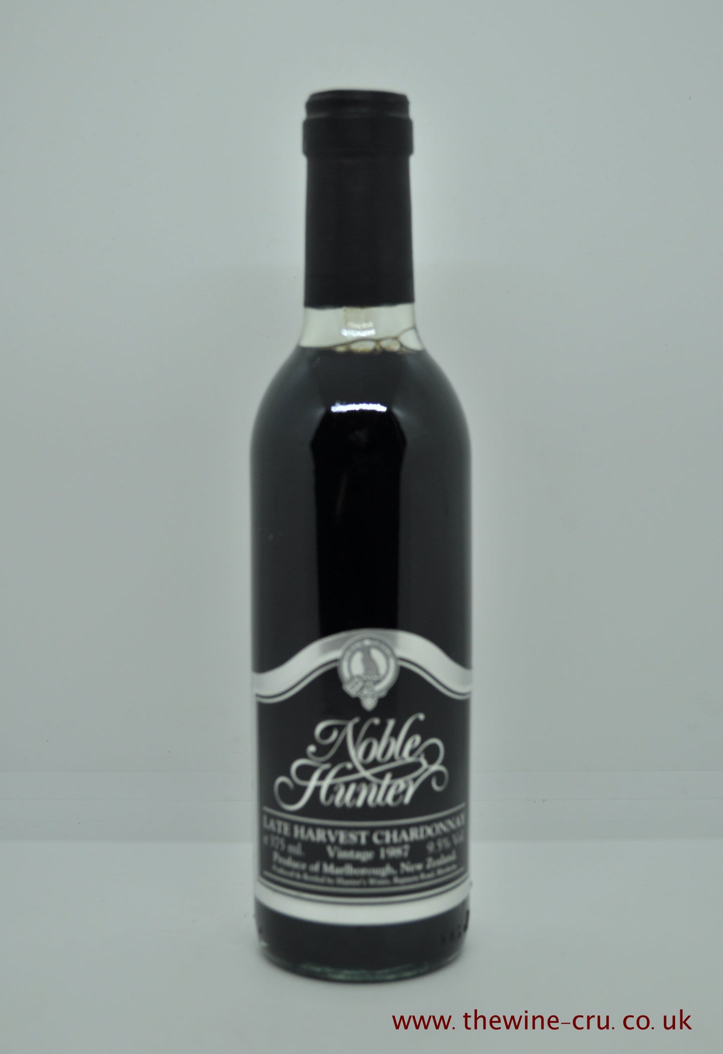 1987 vintage sweet white wine. Hunters Noble Late Harvest Chardonnay half bottle. In its original box. The wine level is very top shoulder. New Zealand. Immediate delivery. Free local delivery. Gift wrapping available.