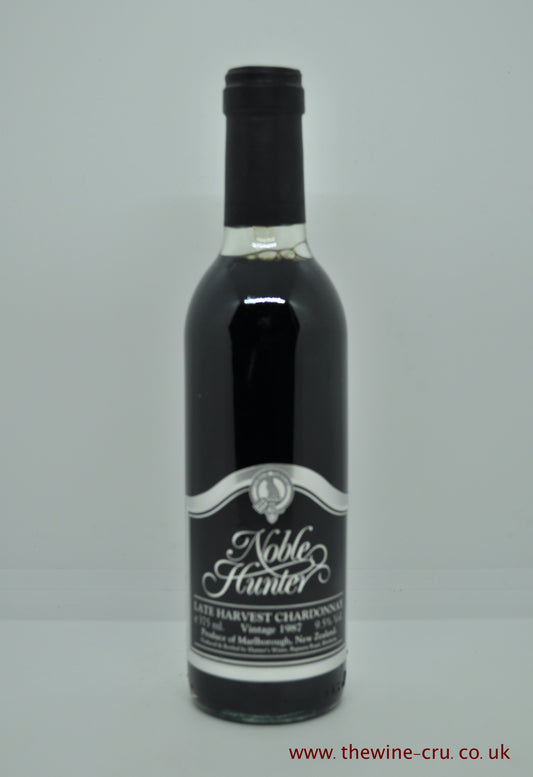 1987 vintage sweet white wine. Hunters Noble Late Harvest Chardonnay half bottle. In its original box. The wine level is very top shoulder. New Zealand. Immediate delivery. Free local delivery. Gift wrapping available.