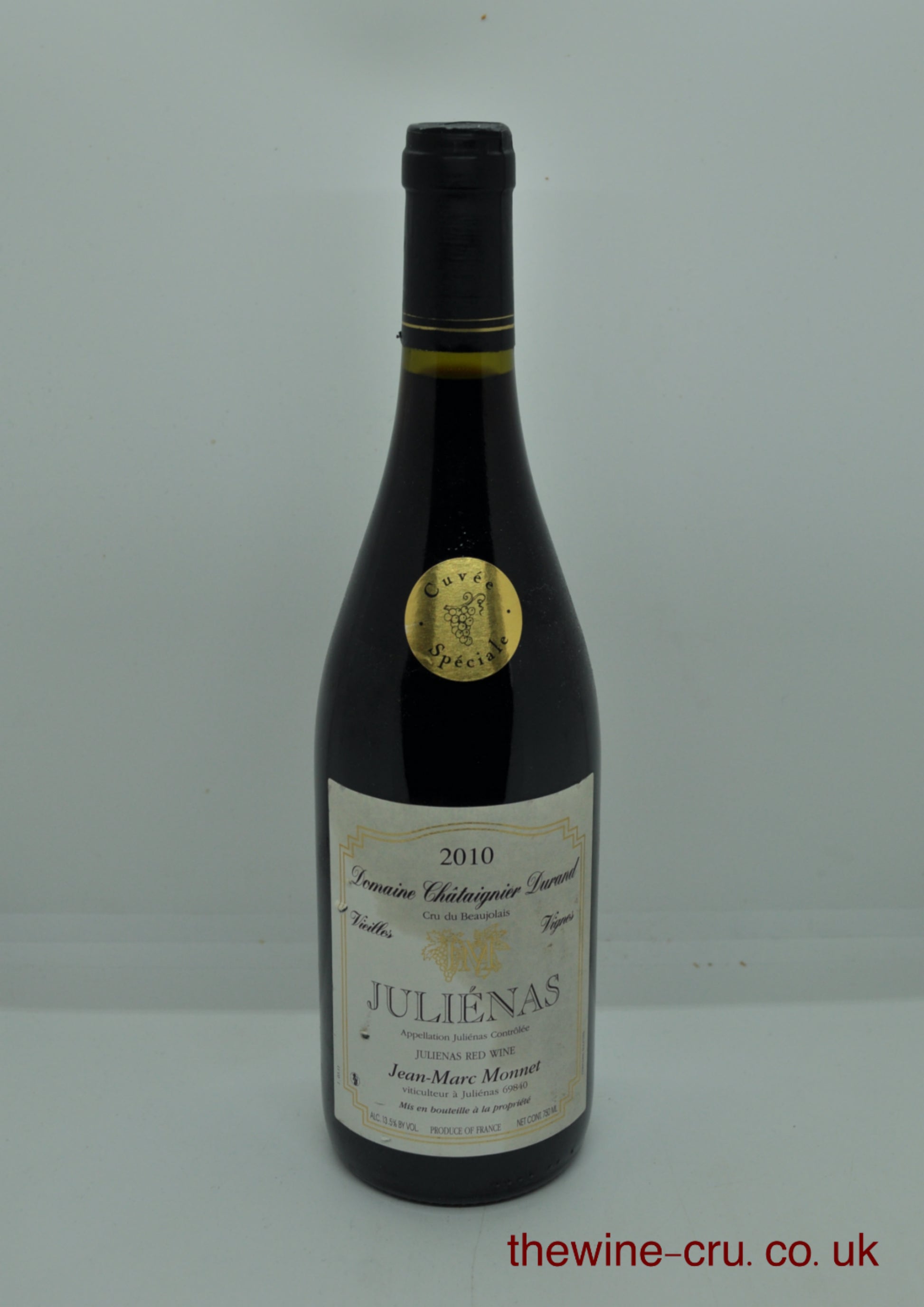 2010 vintage red wine from Beaujolais.The bottle is in good condition. Immediate delivery. Free local delivery. Gift wrapping available.