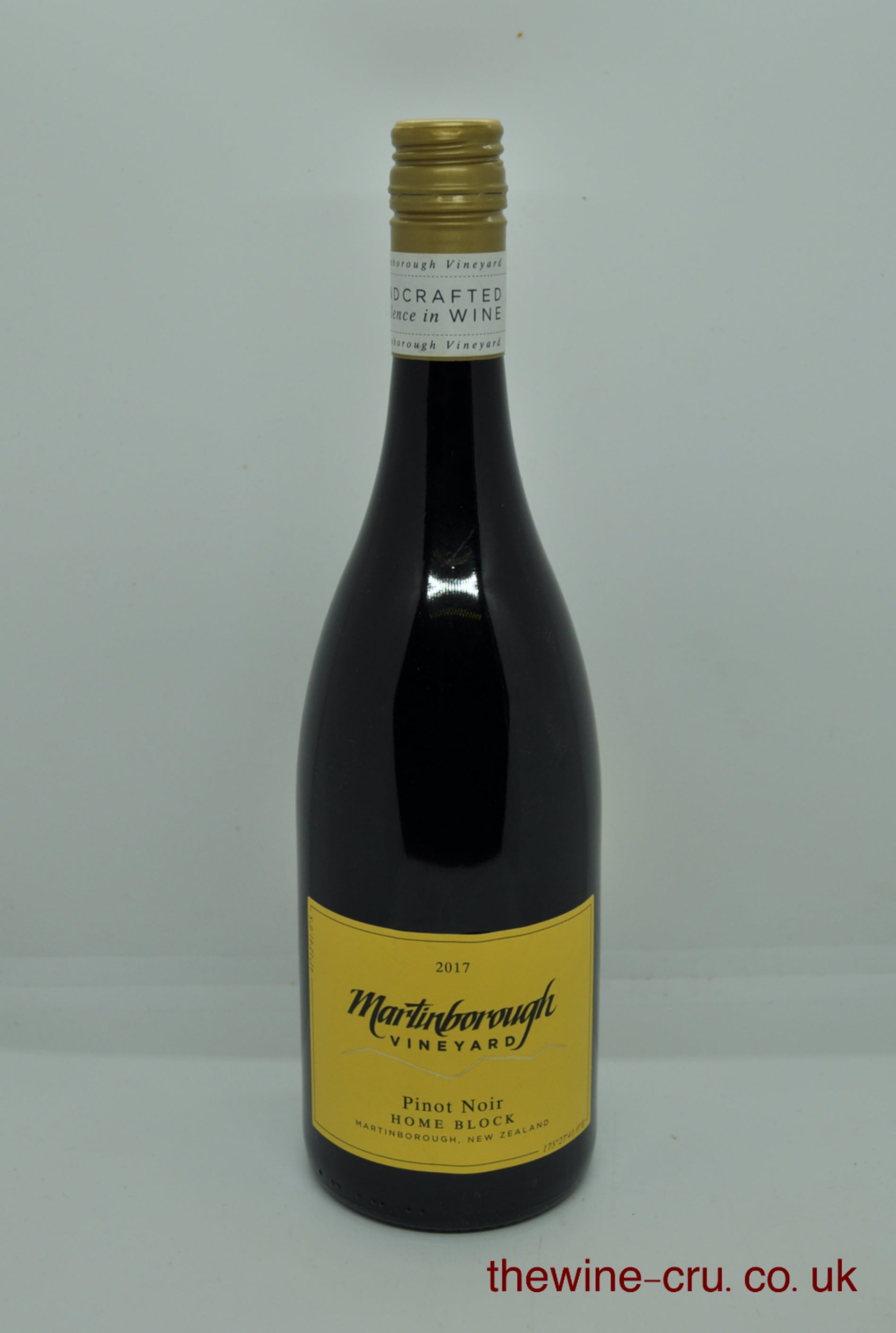 Wine bottle with yellow label on a white background. 2017 vintage red wine from New Zealand. The bottle is in excellent condition. Immediate delivery. Free local delivery. Gift wrapping available.
