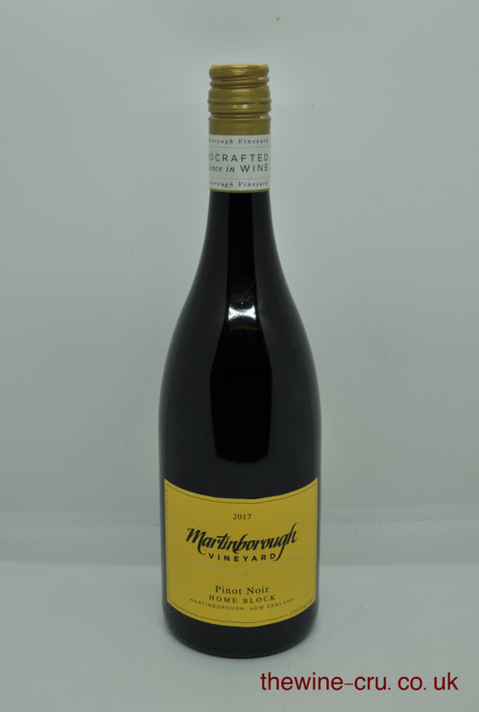 Wine bottle with yellow label on a white background. 2017 vintage red wine from New Zealand. The bottle is in excellent condition. Immediate delivery. Free local delivery. Gift wrapping available.