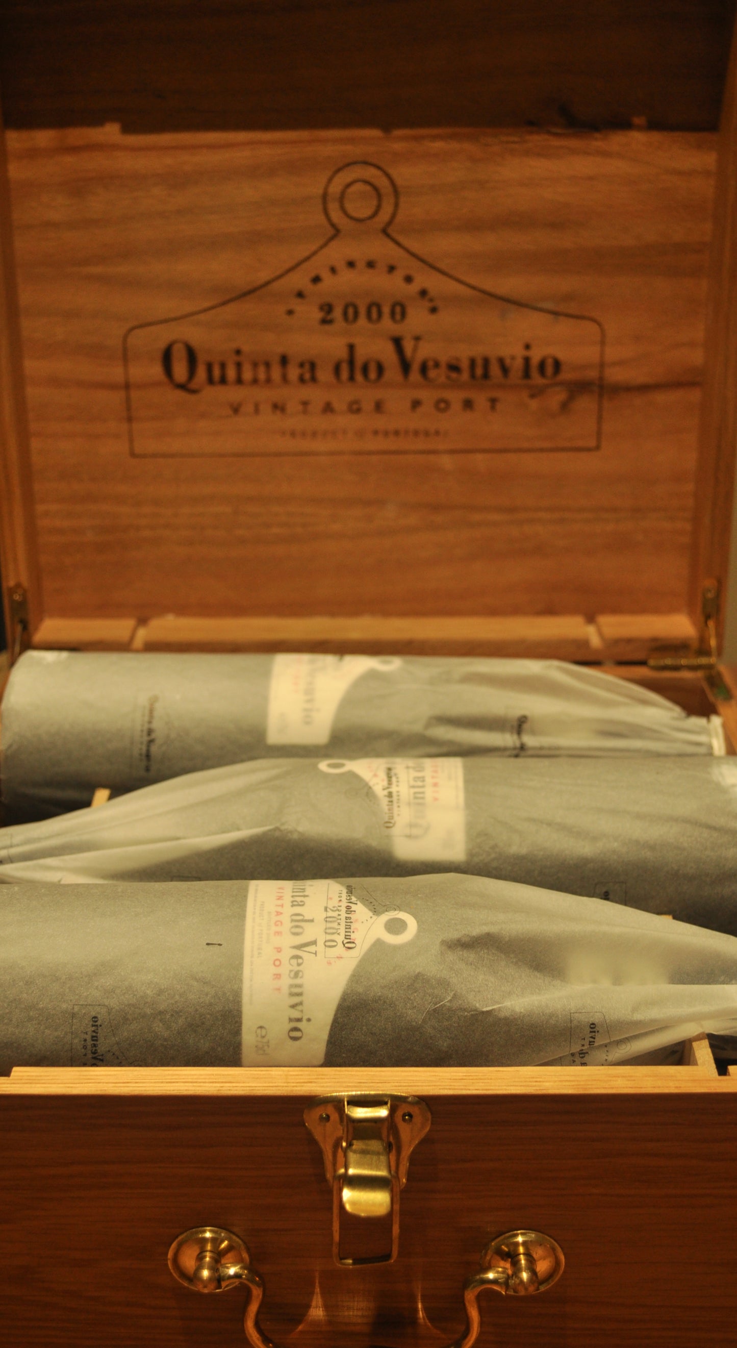 Wooden wine box with 'Quinta do Vesuvio' branding and six port bottles inside.