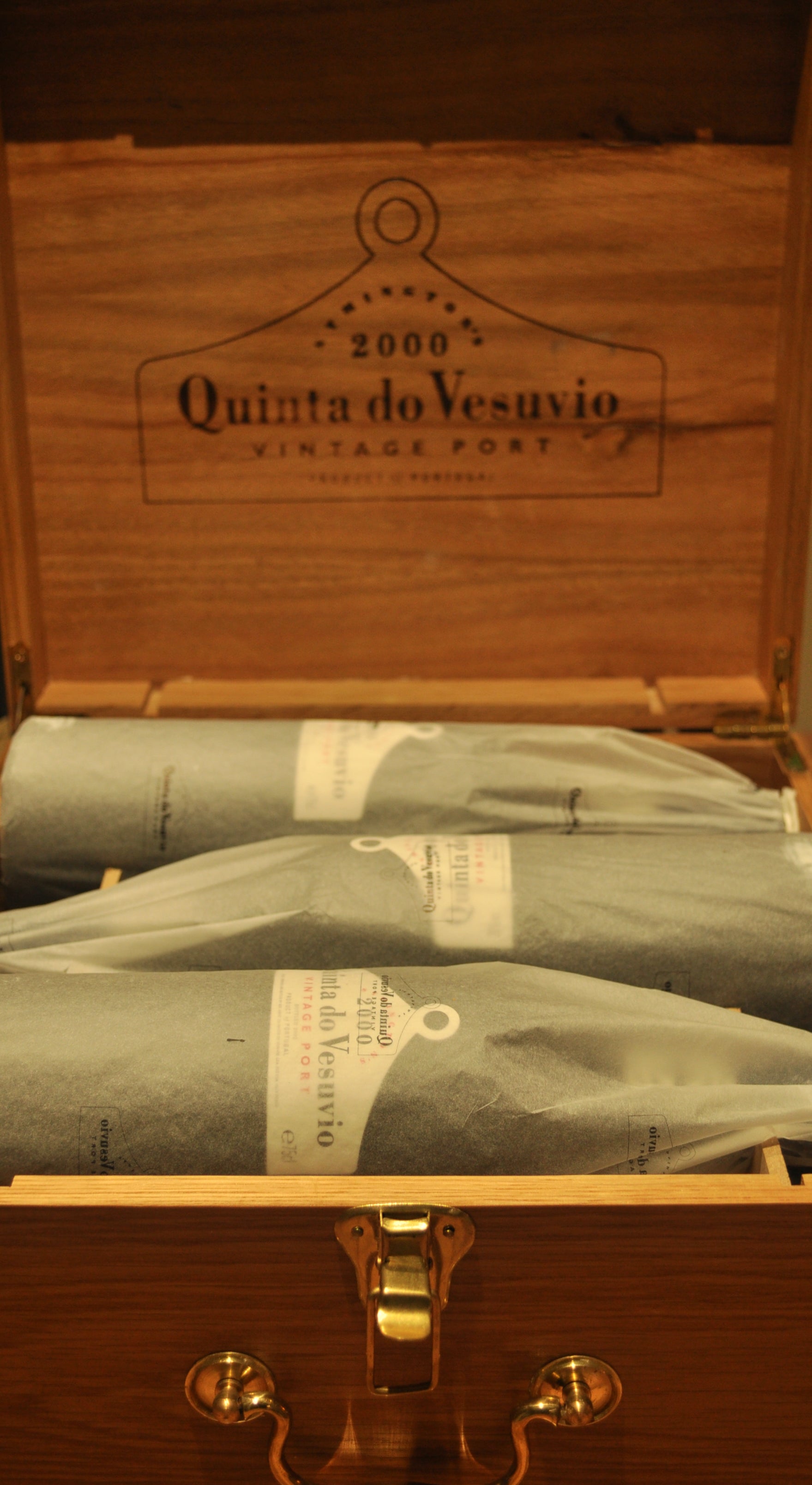 Wooden wine box with 'Quinta do Vesuvio' branding and six port bottles inside.