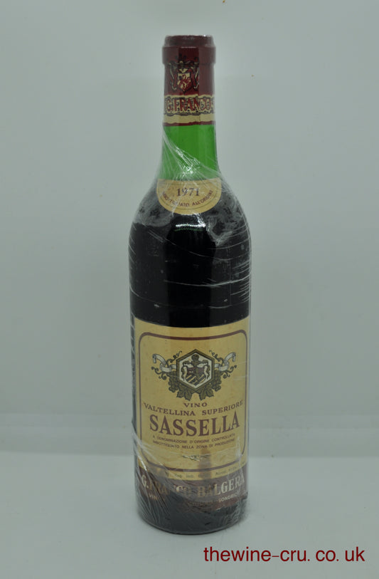 1971 vintage red wine. The bottle is ingeneraly good condition. Label a little bin soiled and the wine level is top shoulder. Immediate delivery. Free local delivery. Gift wrapping available.